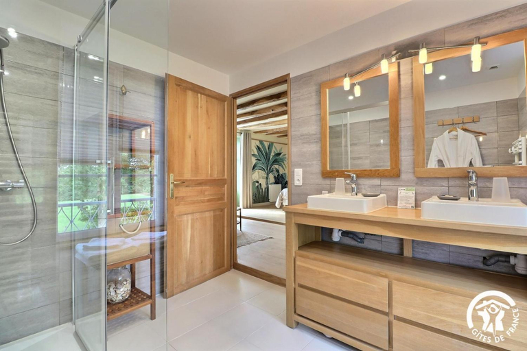 Bathroom 2, Le Jardin de Quercus B&B, Ille-et-Vilaine