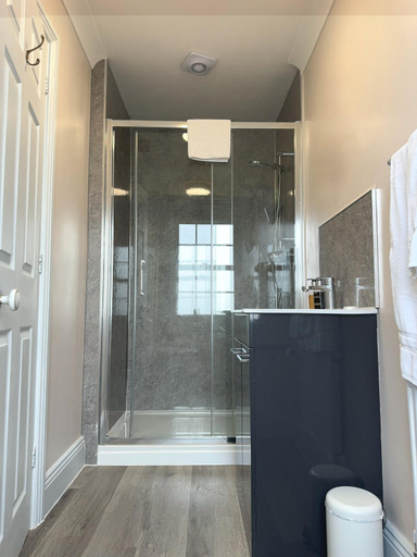 Bathroom, The Ilchester Arms Hotel, Ilchester Somerset, Somerset