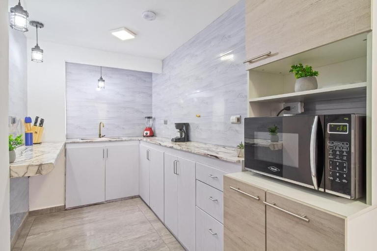 Private kitchen, 2bedroom with pooltable 1 block -Lleras, Medellín