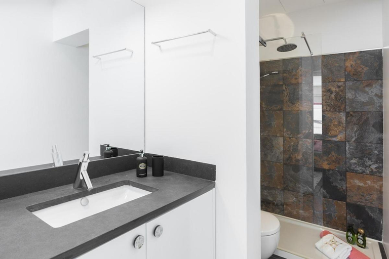 Bathroom 2, QP Trindade Apartments, Porto