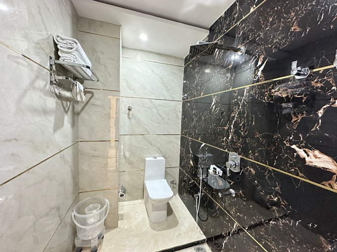 Bathroom 4, Hotel Maharani Palace, Varanasi