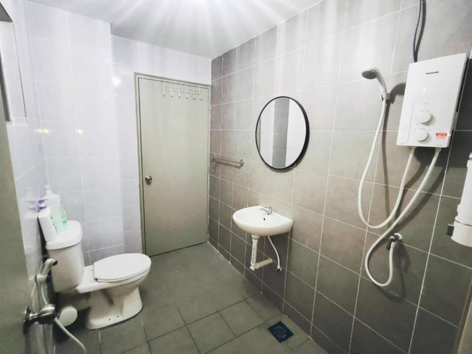 Bathroom 4, High Floor View•Cozy Balcony•9Pax•The Venus Sitiawan•Wifi & Netflix, Manjung
