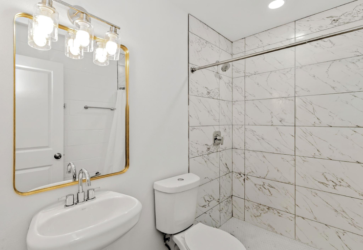 Bathroom, Studios on Fourth, Hidalgo