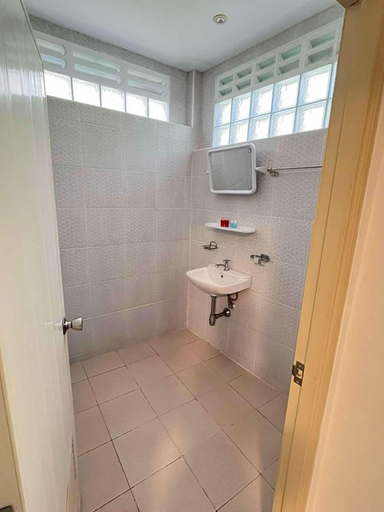 Bathroom, Elephant Sports Bar and Accommodation, Phuket Island