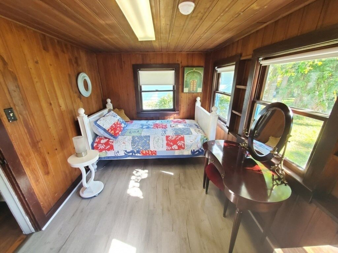 Bedroom 2, Downtown Getaway - Pet Friendly 3 Bedroom Home, Saint Johns
