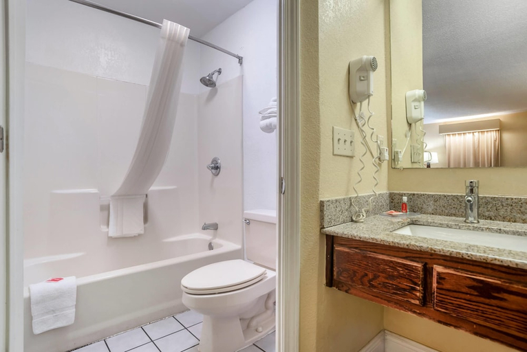 Bathroom 4, Econo Lodge Tupelo, Lee