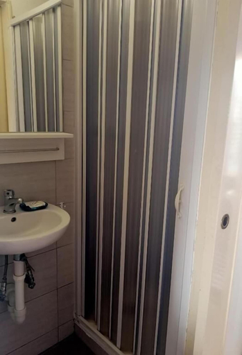 Bathroom 5, Hotel Serena, Genova