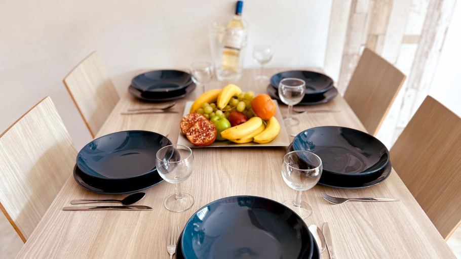 Food & Drinks 3, Arzella Apartments