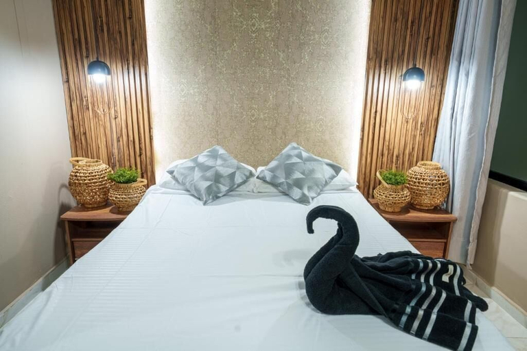 Room 2, 3BR  w Arcade 1 Block from Lleras Park, Medellín