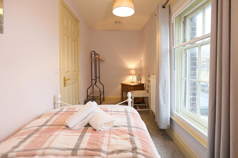 Bedroom 2, Yoxford House, central Norwich, Norfolk