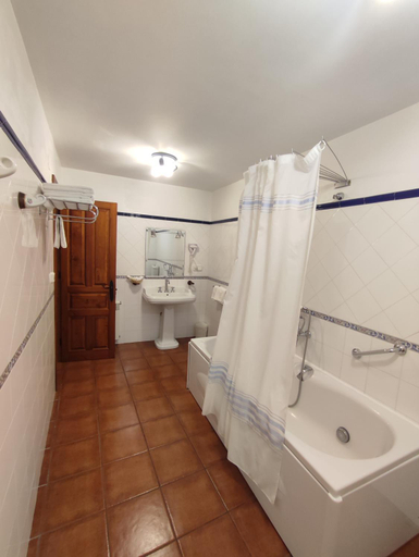 Bathroom 3, Complejo Apartamentos La Hacienda de Maria, Cantabria