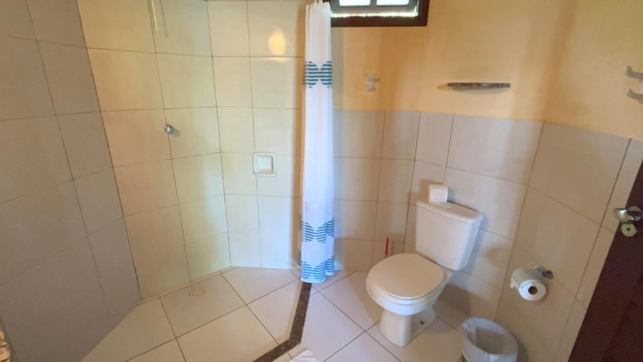 Bathroom 2, POUSADA TASSIMIRIM - Tranquilidade em frente ao Mar, Cairu