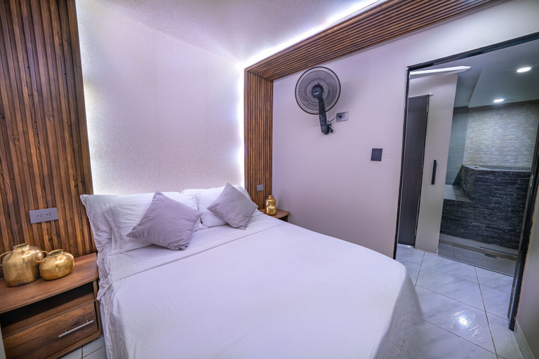 Room 5, 6 Bedroom Apartment with Massive Jacuzzi, Medellín