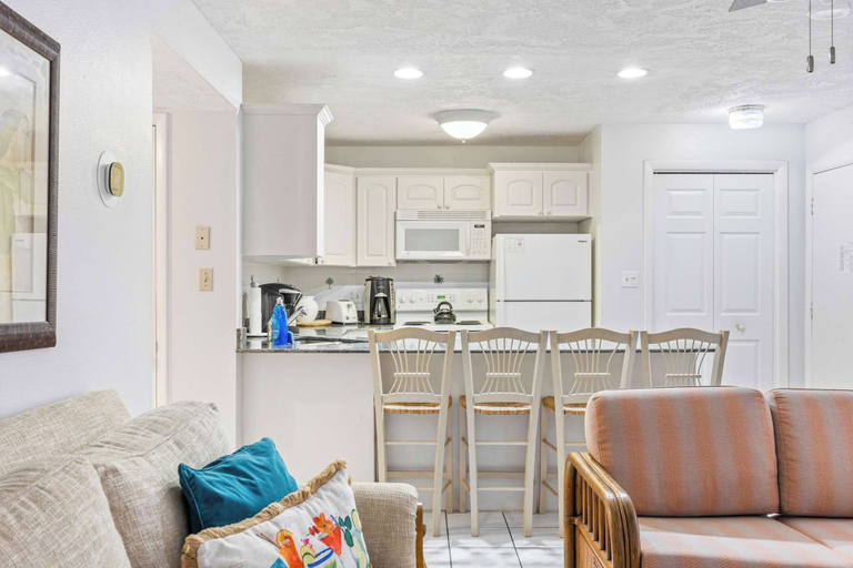 Interior 2, The Diplomat- 2 Bed Condo-3 Minute Walk to Beach!, Brevard