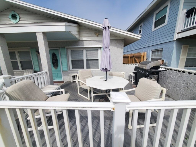 Outdoor dining, Beach Cottage On C Street 3 Bedroom Home, Saint Johns