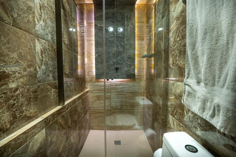 Bathroom 2, 6br penthouse 1 block lleras park, Medellín