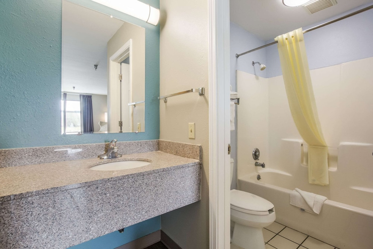 Bathroom 5, Econo Lodge Inn & Suites I-65, Bullitt