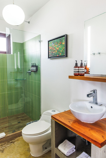 Bathroom 3, Tantalo Hotel / Kitchen / Roofbar, Panamá
