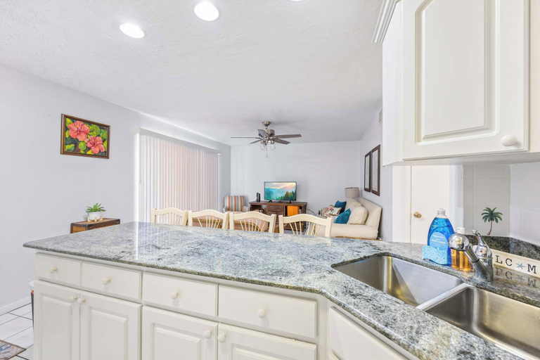 Interior 4, The Diplomat- 2 Bed Condo-3 Minute Walk to Beach!, Brevard
