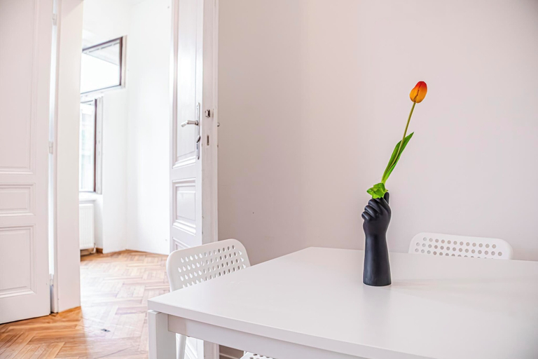 Dining, Easy Access 2BR Apartment Near AKH, Wien