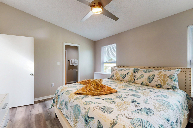 Room 4, Paradise Dream Vacations #2, Brevard