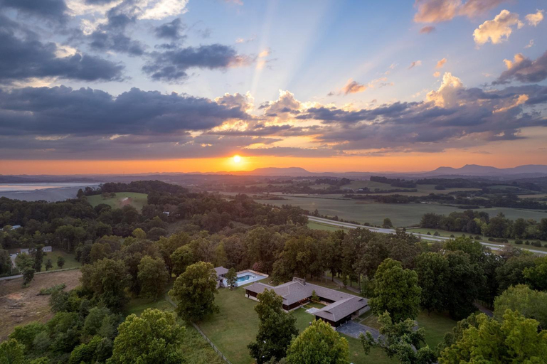 Others 5, Amber Cabin by AvantStay, Jefferson