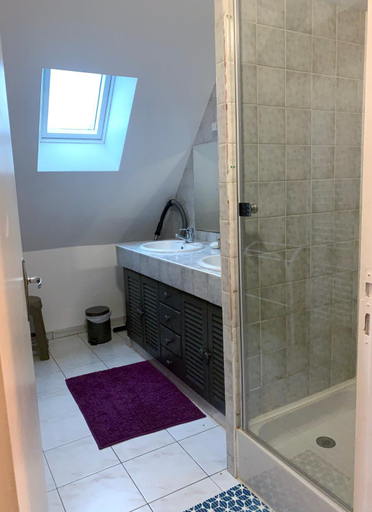 Bathroom 3, La Costonnerie, Vienne