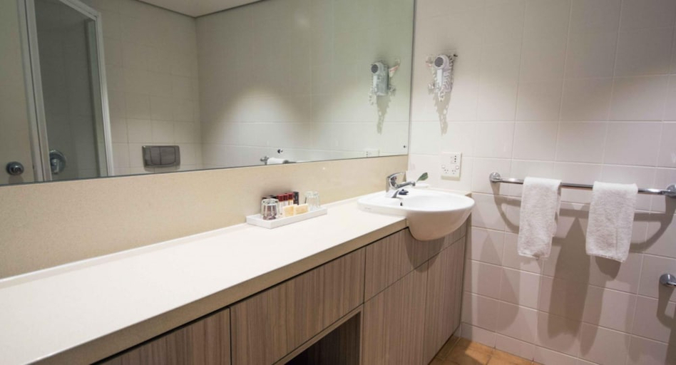 Bathroom 5, Desert Gardens Hotel, Petermann-Simpson