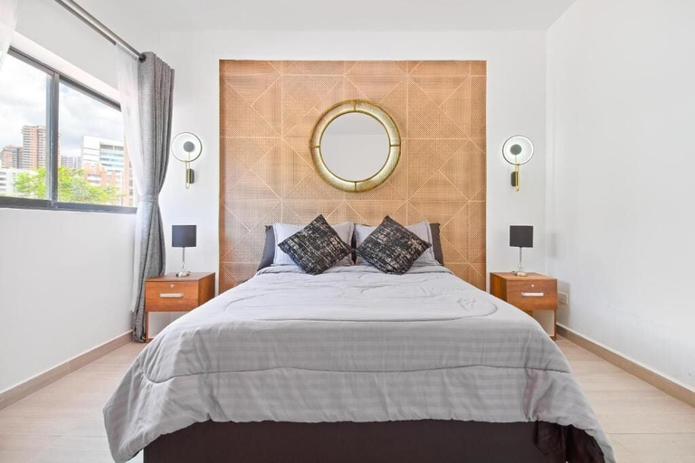 Room 5, 2BR w Pool Table 1 Block from Lleras, Medellín