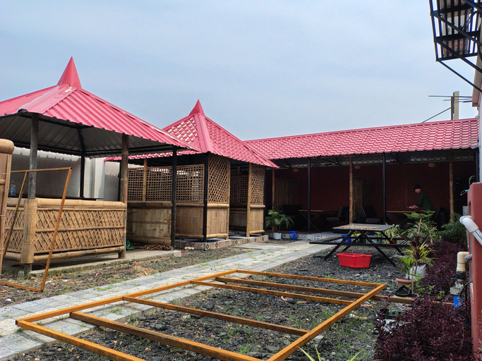 Outdoor dining, Hotel Royal Paradise, Uttar Dinajpur