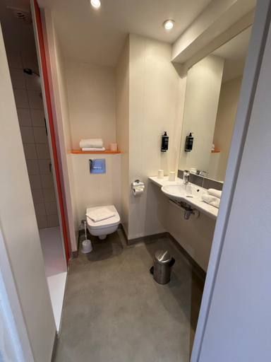 Bathroom 4, ibis Styles Niort Poitou Charentes, Deux-Sèvres