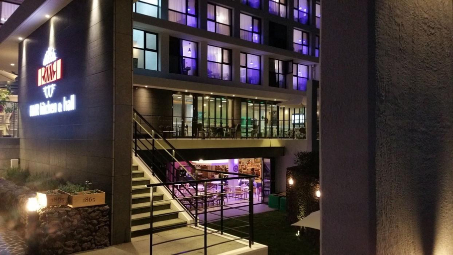 Exterior & Views