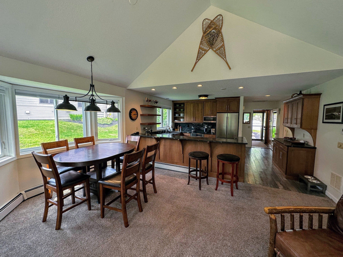 Interior 3, Fv44 Tastefully Updated Single Level With AC, Wifi, Minutes From Skiing!, Coos