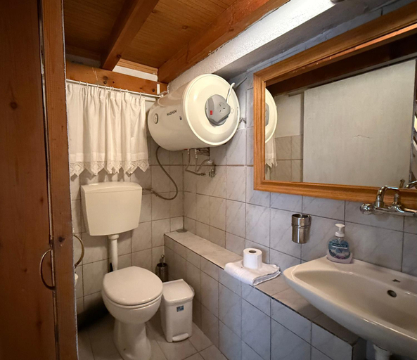 Bathroom 4, Tsagarakis Studios, Thessaly