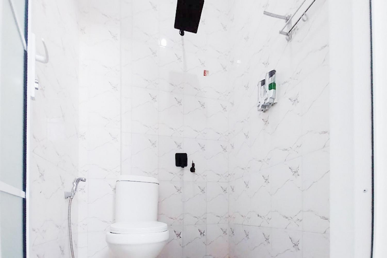 Bathroom 5, RedDoorz Syariah @ GCL Bukittinggi, Bukittinggi