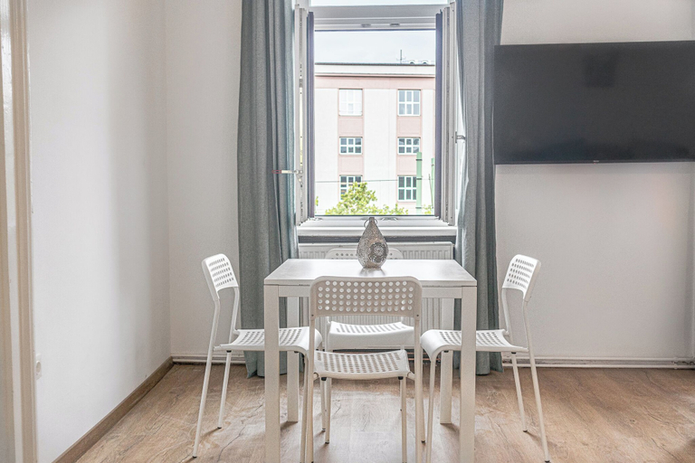 Dining, Cozy 2BR Stay Near AKH With WiFi, Wien