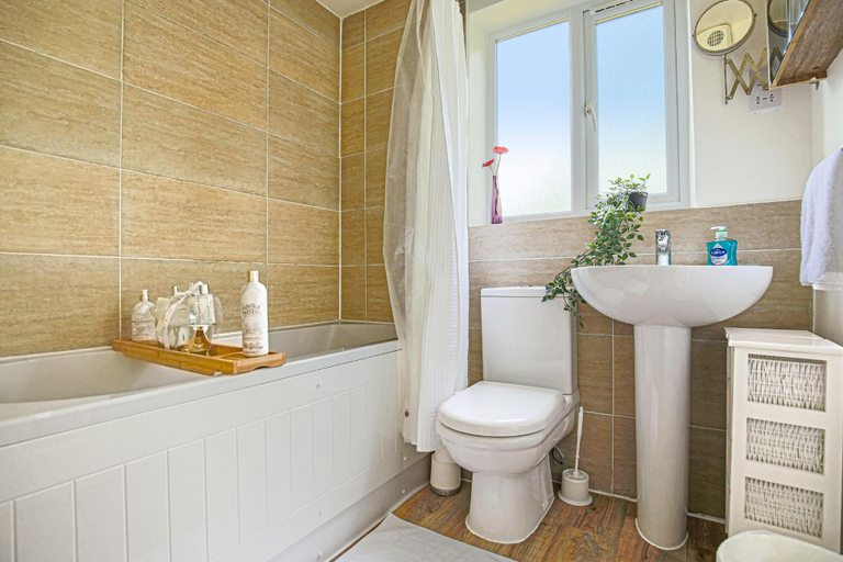Bathroom 3, Lowndes House - Close to City Centre - FreeParking, Milton Keynes