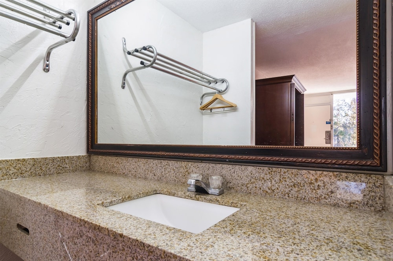 Bathroom 4, Motel 6 Townsend, GA, McIntosh