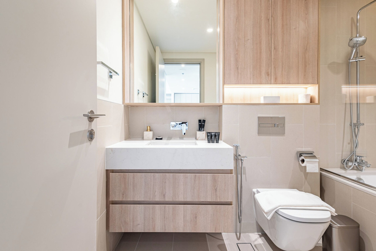 Bathroom 5, Superhost - 1BR Apartment, Balcony, Pool & Gym , Dubai Hills, Dubai