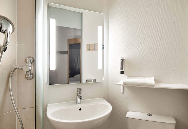 Bathroom 4, B&B HOTEL Maurepas, Yvelines