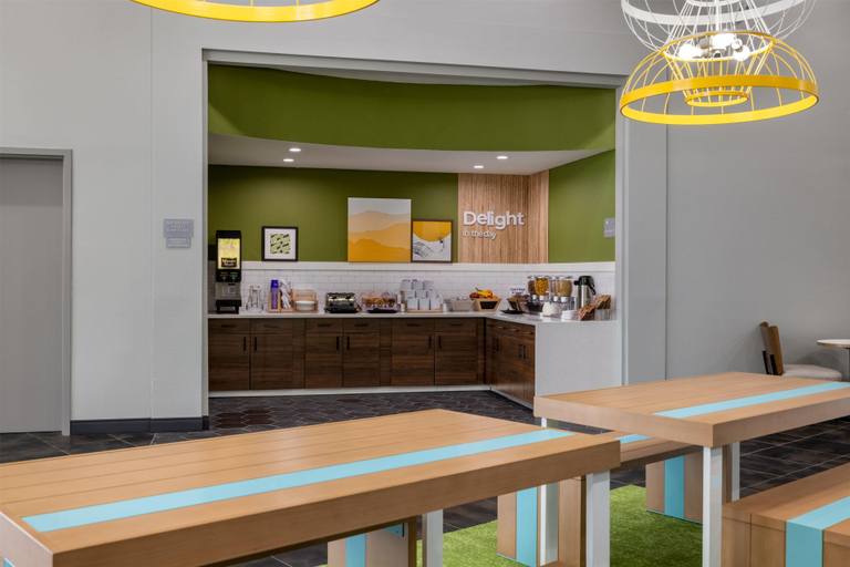 Food & Drinks 4, Spark By Hilton Artesia, Eddy