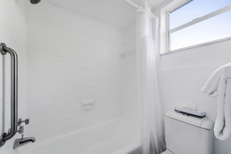 Bathroom 5, Fortuna Hotel, Broward