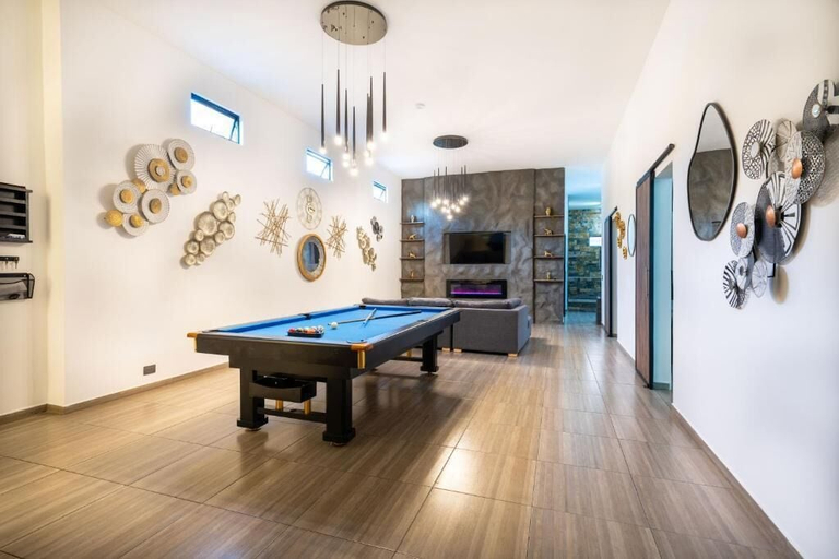 Game room 3, 6BR w Jacuzzi Private Baths Lleras, Medellín