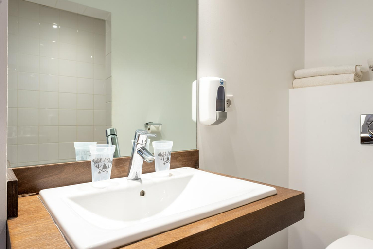 Bathroom 2, Hotel d'Ossau, Pyrénées-Atlantiques