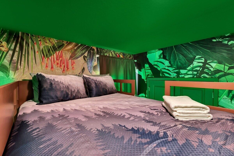 Interior 3, 2473 Shanti · Deepsea World/15 Suites/sleep 30/oversize Pool&spa, Osceola