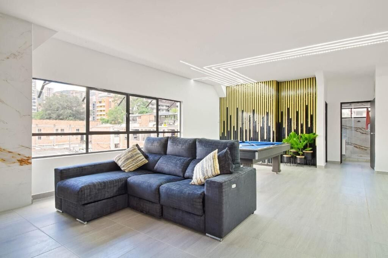 Living room, 2BR w Pool Table 1 Block from Lleras, Medellín