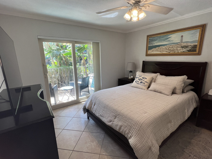 Room 2, Nothing Between You & The Beach 2 Bedroom Condo, Cameron