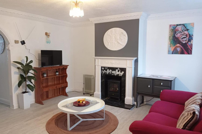 3, Shepherds House Spacious 3/4 Bedroom, London