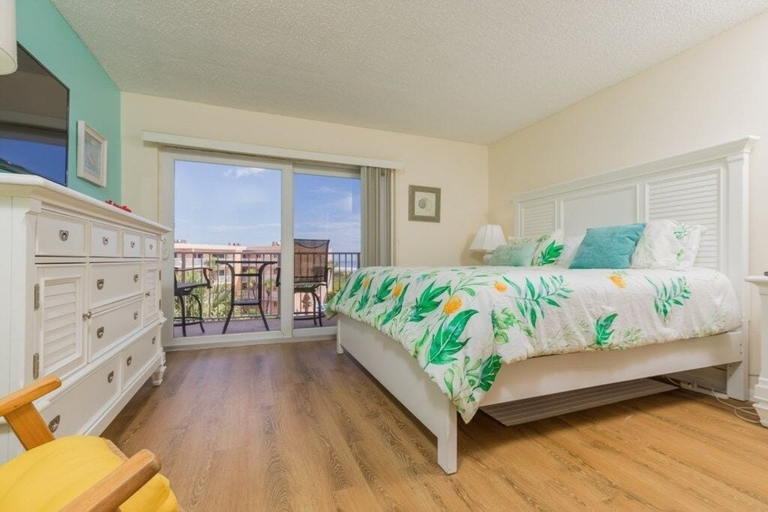 Room 5, Stbt 405: Beachside Condo With Pool & Elevator 2 Bedroom Condo, Saint Johns