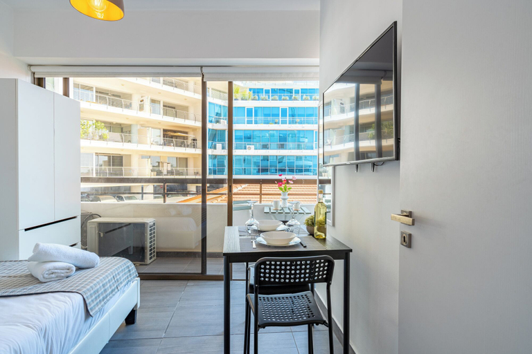 Room 2, Burst - Chic Studio & Balcony in Larnaca, Larnaca